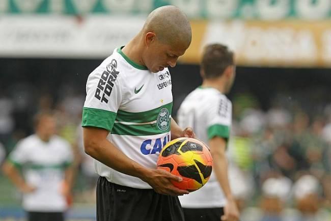 Grupo de jogadores capitaneados pelo coxa-branca Alex pretende mudar o calendário do futebol brasileiro. (Foto: Antonio More / Gazeta do Povo)