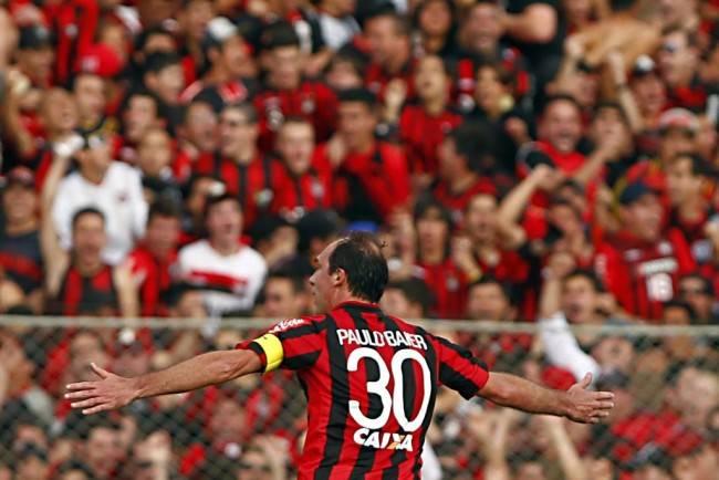Paulo Baier comemora gol no Atletiba do Brasileiro-2013: reclamação após o clássico levou à renovação verbal com o Atlético. (Albari Rosa/ Gazeta do Povo)