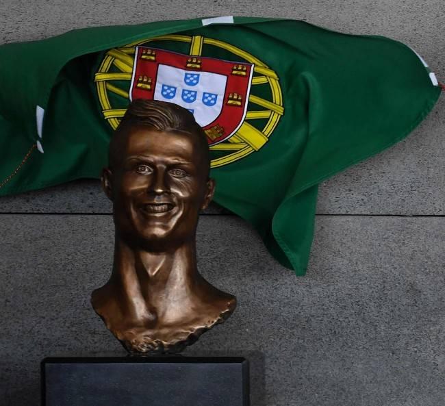 Cristiano Ronaldo vira nome de aeroporto, ganha busto polêmico e é a piada do dia