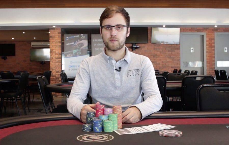Fernando Vieira, jogador profissional, explica no vídeo como jogar poker.