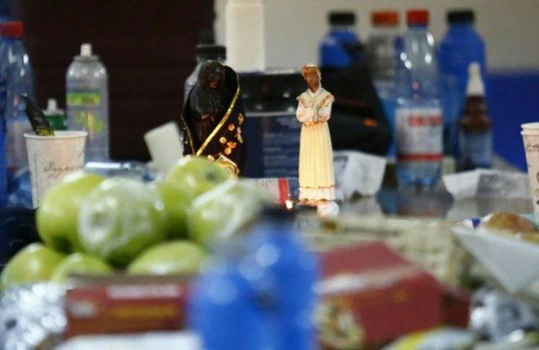 Alimentos e orações: o que sobrou da festa atleticana no vestiário do no Estádio San Carlos de Apoquindo. Foto de Jonathan Campos/Gazeta do Povo