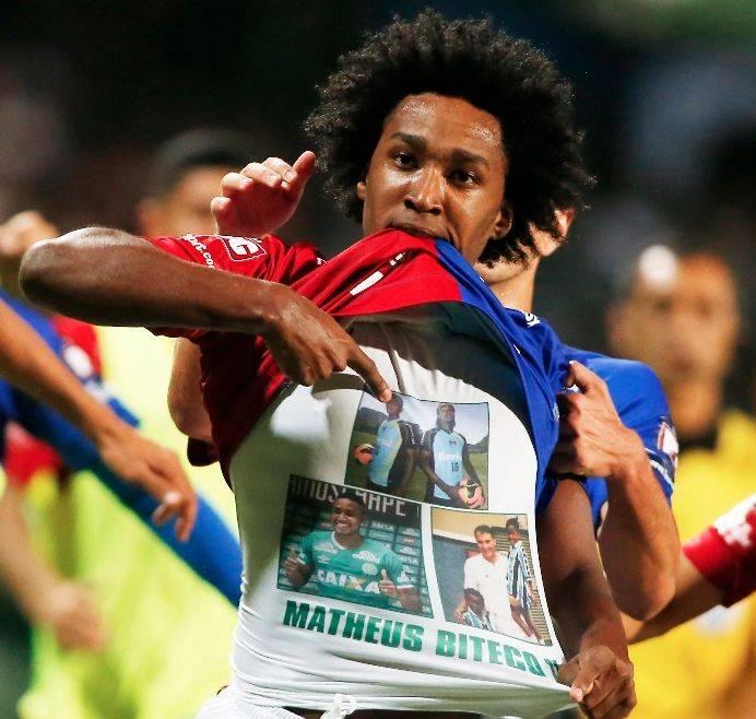 Biteco comemora o primeiro gol contra o Atlético-MG e mostra foto do irmão Matheus, morto na tragédia da Chapecoense. Foto Albari Rosa/Gazeta do Povo