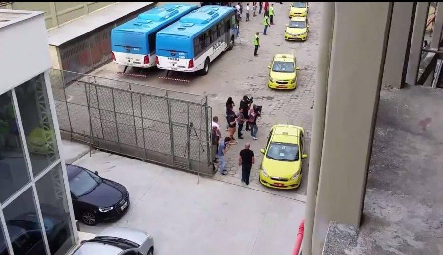 Ônibus quebra e Vasco chega de táxi para clássico no Rio
