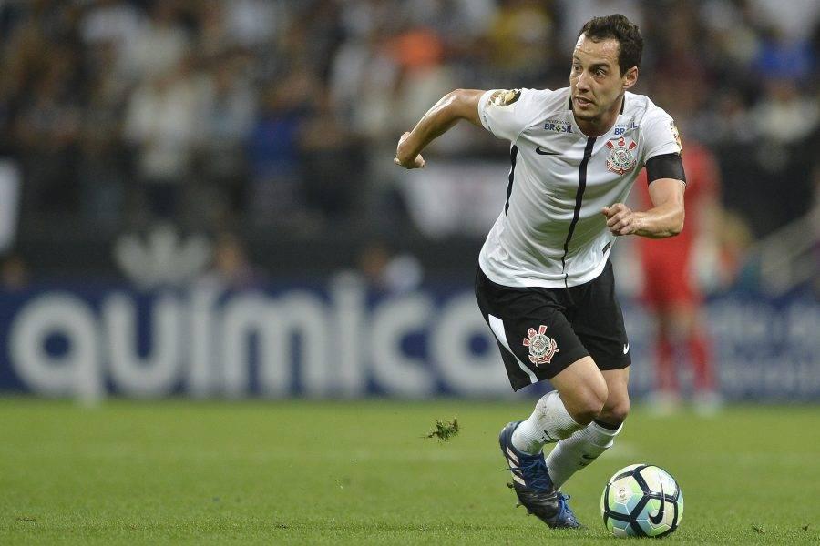 Jogador do Corinthians com faixa preta no braço: protesto