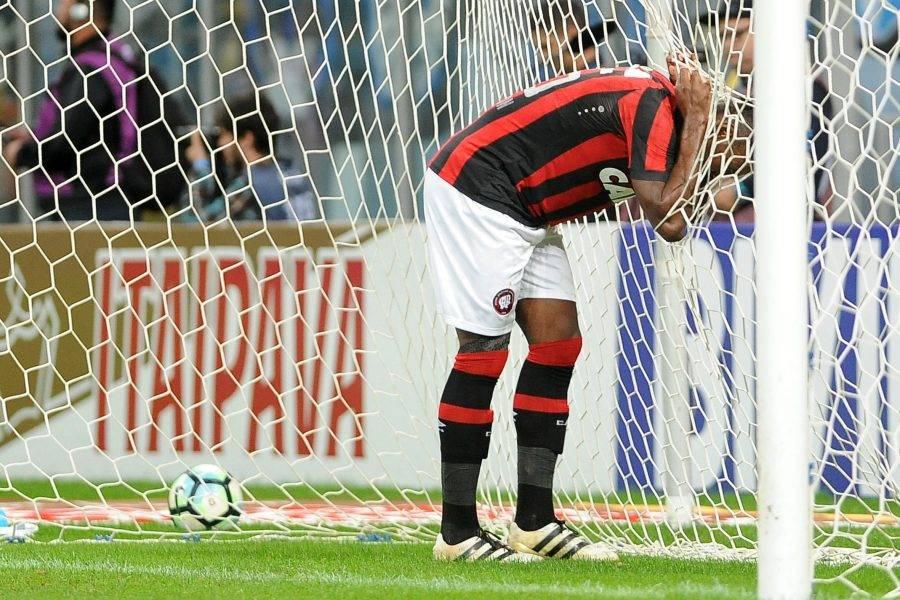 Wanderson lamenta gol sofrido durante partida contra o Grêmio,   válida pelas quartas de final da Copa do Brasil 2017, na Arena Grêmio, em Porto Alegre,   nesta quarta- feira (28).  Foto: RICARDO RíMOLI/AGIF/ESTADÃO CONTEÚDO
