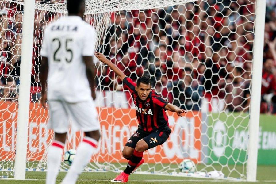 Ederson comemora gol do Atlético. (Foto: Albari Rosa/Gazeta do Povo)