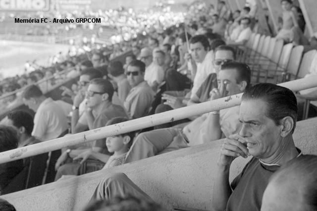 João Saldanha assiste a jogo no Couto Pereira antes da Copa de 70.