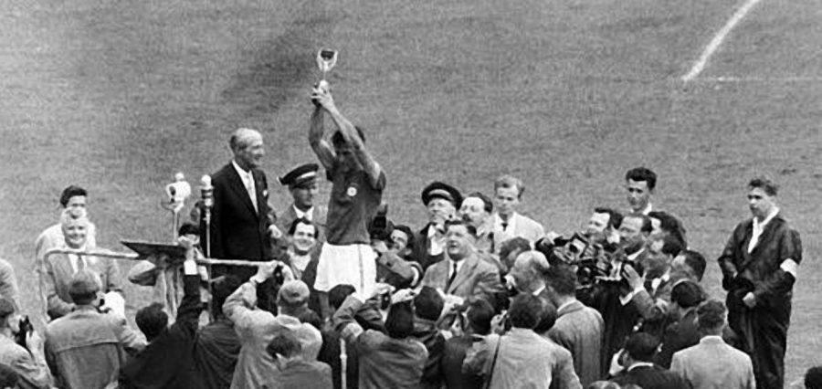 29/06/1958 - O jogador brasileiro Bellini, capitão da equipe, levanta a Taça Jules Rimet, conquistada pelo Brasil após bater a seleção da Suécia por 5 a 2 no estádio Rasunda, em Estocolmo (Suécia). 