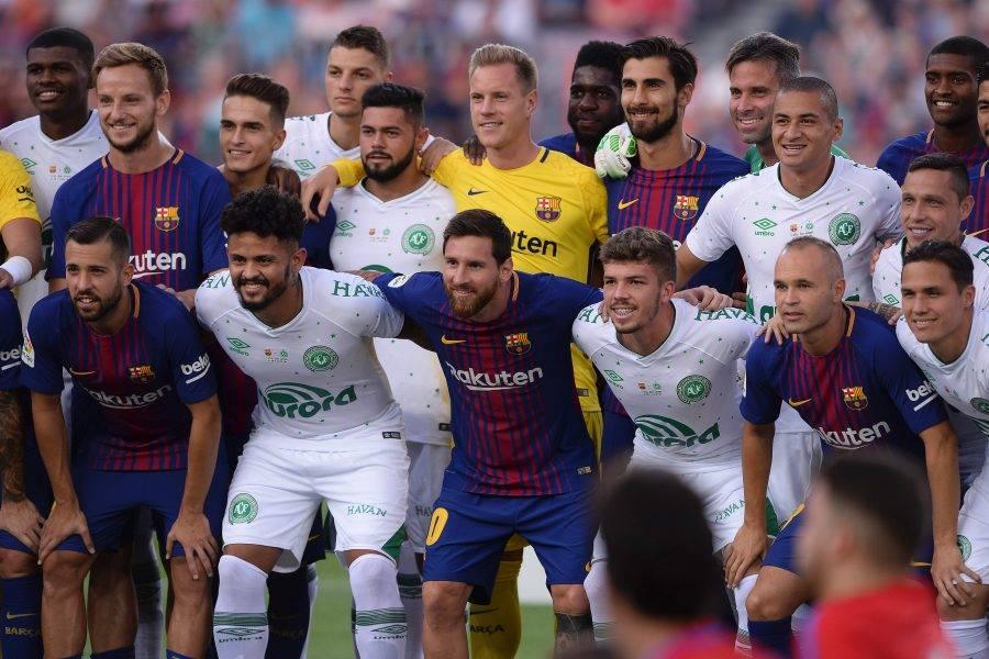 Jogadores da Chapecoense confraternizam com estrelas do Barcelona. 