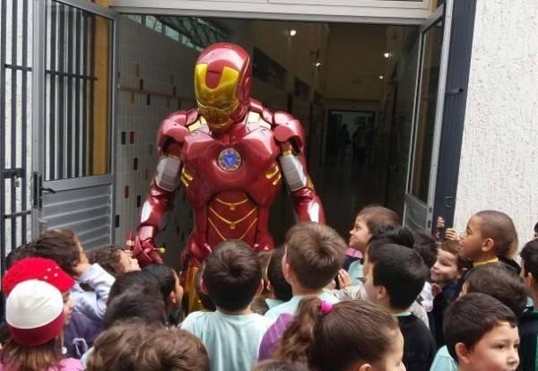 Homem de Ferro e as crianças: visita na Arena empolga.