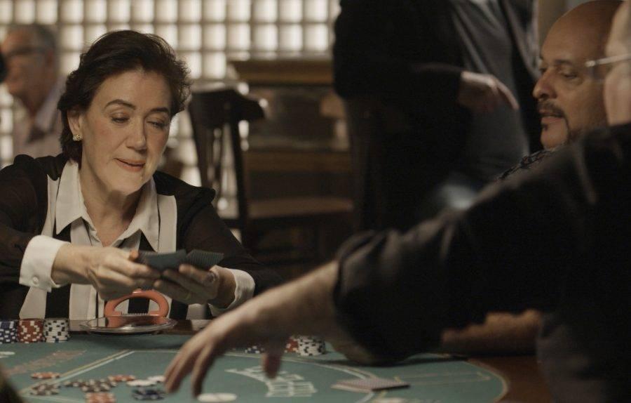 Silvana (Lília Cabral) prestes a ter mais problemas com o poker no mundo fictício de A Força do Querer. Foto: TV Globo. 