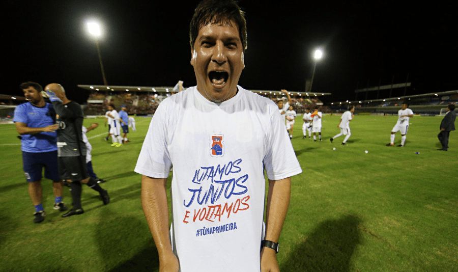 Técnico Mateus Costa comemora o acesso do Paraná no estádio Rei Pelé. Foto: Albari Rosa/Gazeta do Povo