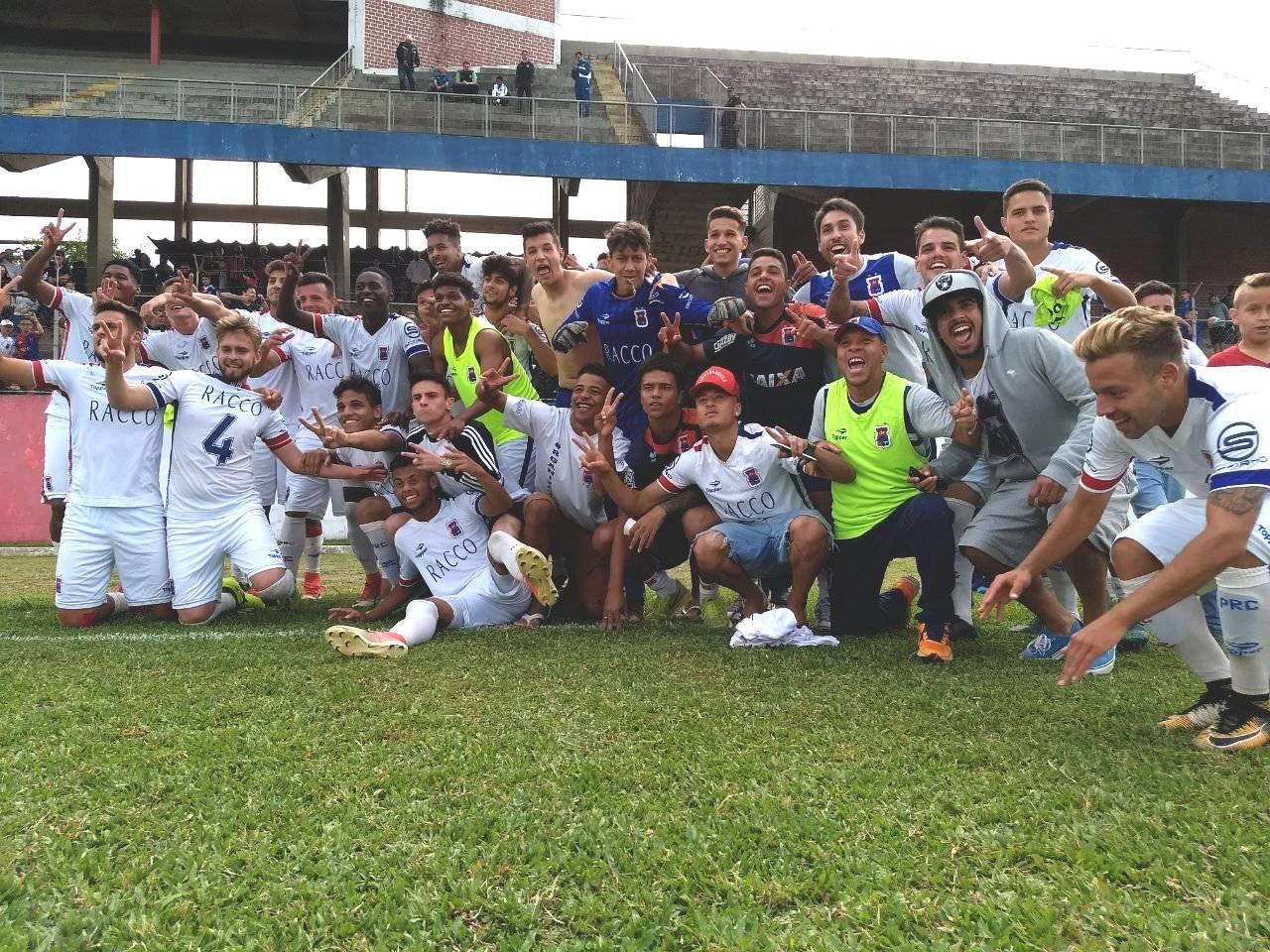 Jogadores do Paraná Clube festejam vitória contra o Coritiba na Vila Olímpica. Foto: divulgação Paraná Clube