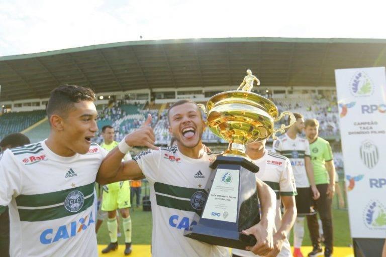 Garotos do Coritiba comemoram título do primeiro turno do Paranaense 2018.