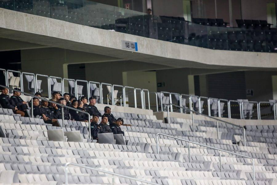 Policiais sem trabalho durante jogo do Atlético-PR na Arena da Baixada, em Curitiba: pouco público em estádio de Copa.