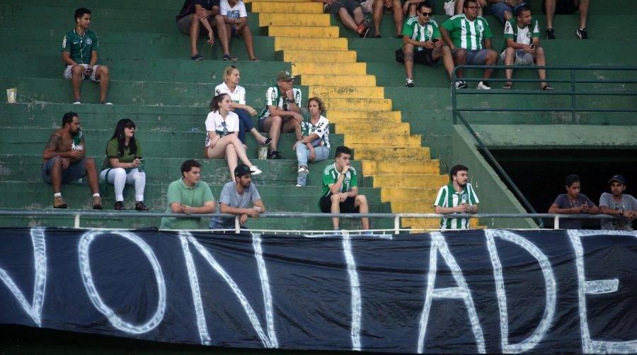 Jogo entre Coritiba e Cianorte ficou marcado por protesto da organizada alviverde e pouco público. Foto: Albari Rosa/Gazeta do Povo