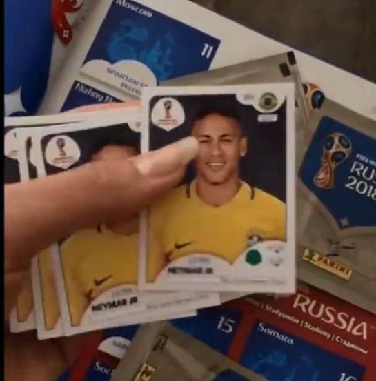 Bruna Markezine e as figurinhas de Neymar no álbum da Copa 2018 Fifa da Panini.