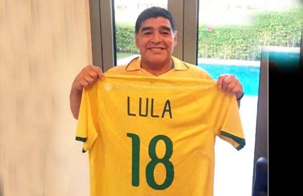 Maradona reforça apoio a Lula, como fez em abril, com a camisa da seleção personalizada.