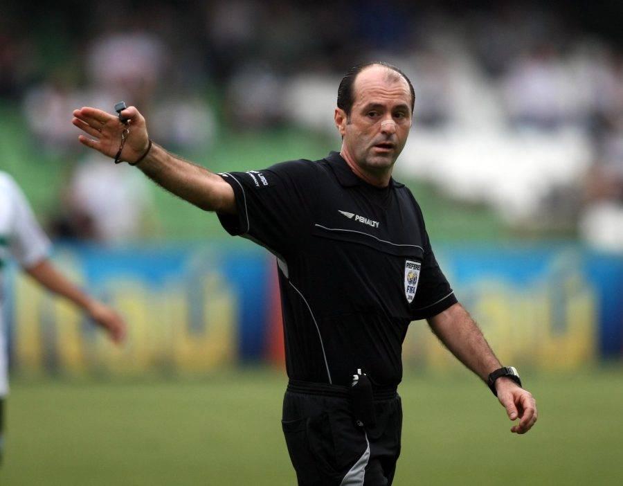 Carlos Eugênio Simon reconhece erro em lance que foi decisivo para salvar o Fluminense do rebaixamento em 2009.