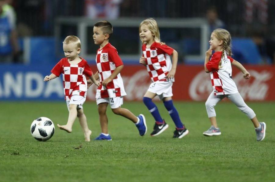 Crianças croatas após a semifinal da Copa do Mundo. Futuro do futebol? Foto: Jonathan Campos/Gazeta do Povo