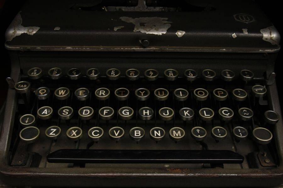 Máquina de escrever antiga. Foto: Daniel Derevecki / Gazeta do Povo.