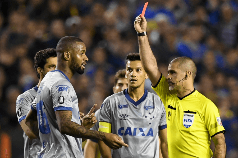 Dedé, do Cruzeiro, foi injustamente expulso no duelo com o Boca Juniors. (Foto: Eitan Abramovich/AFP)