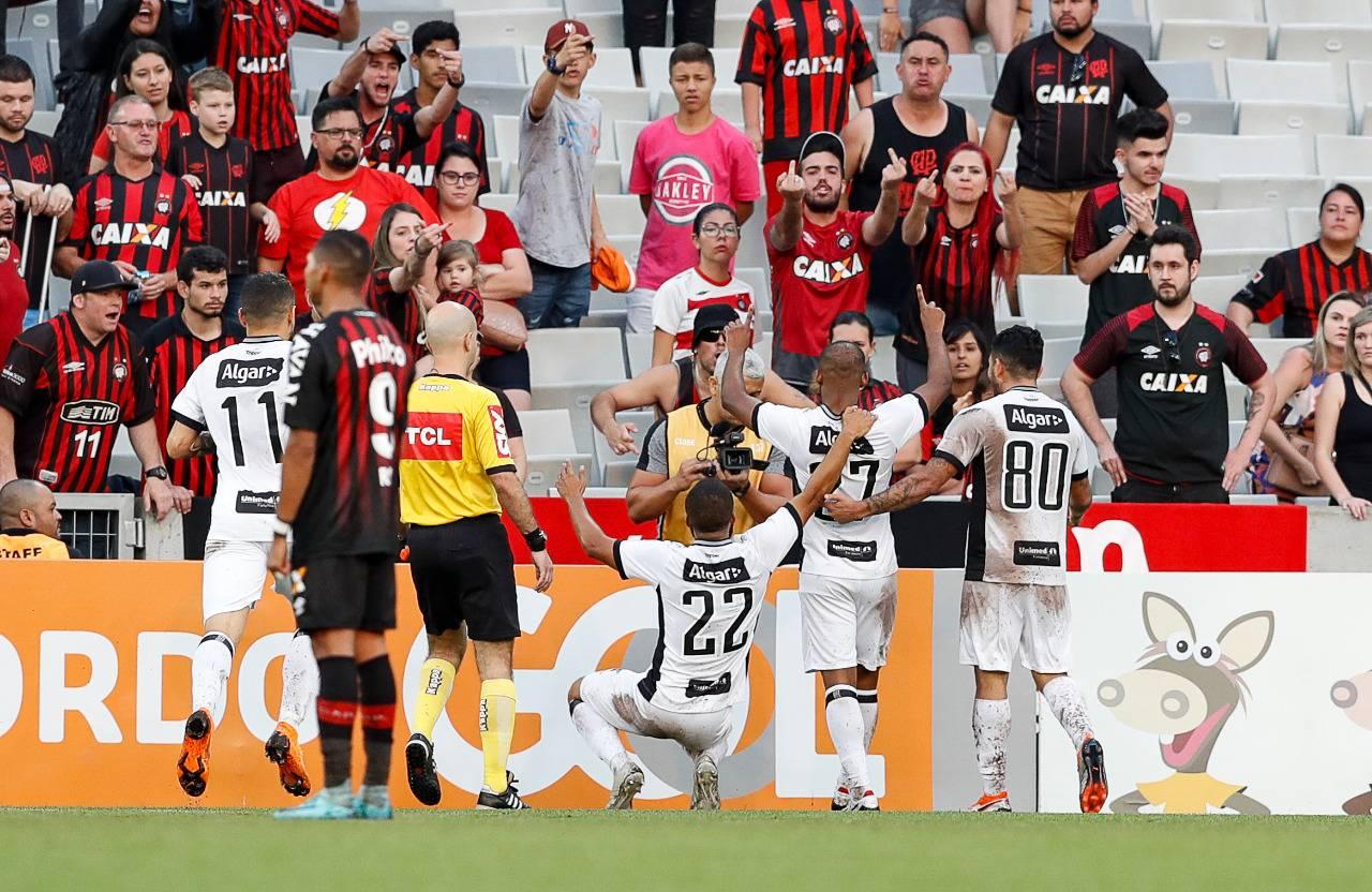 Atlético-PR x Ceará: time cearense comemora gol de empate. Foto: Marcelo Andrade/Gazeta do Povo