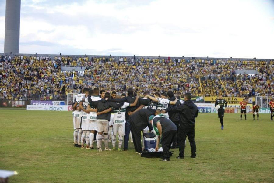 Jogadores do Coritiba comemoram vitória sobre o Cascavel.