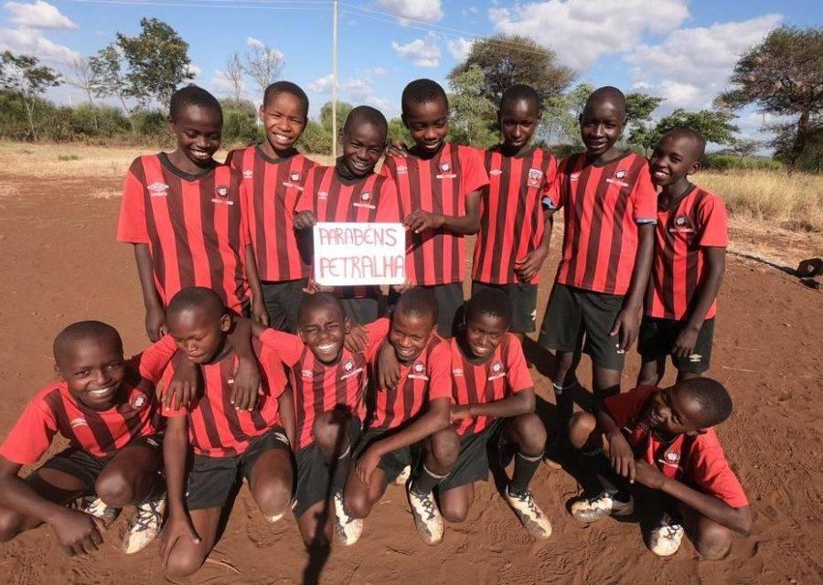 Alunos da escolinha do Athletico no Quênia parabenizam aniversário de Petraglia