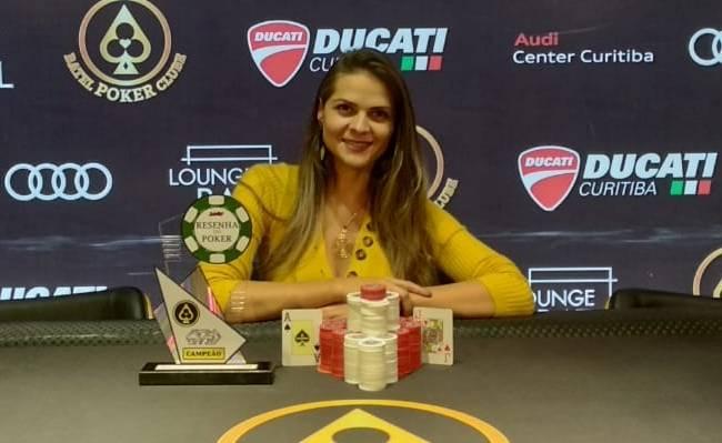 Flavia foi a grande campeã da quarta etapa do Circuito Resenha do Poker. Foto: Divulgação/BPC