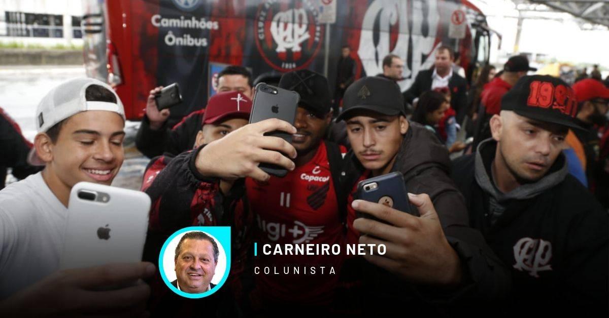 Nikão faz selfie com torcedores do athletico no embarque para Buenos Aires.