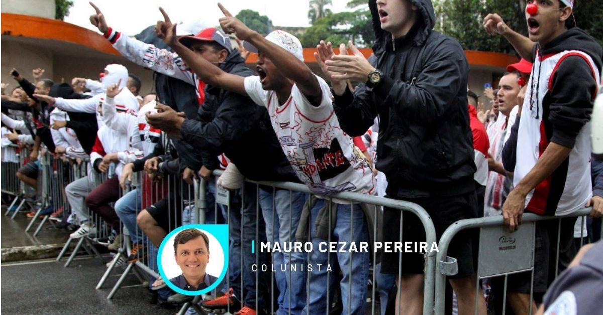 Torcida do São Paulo protesta.