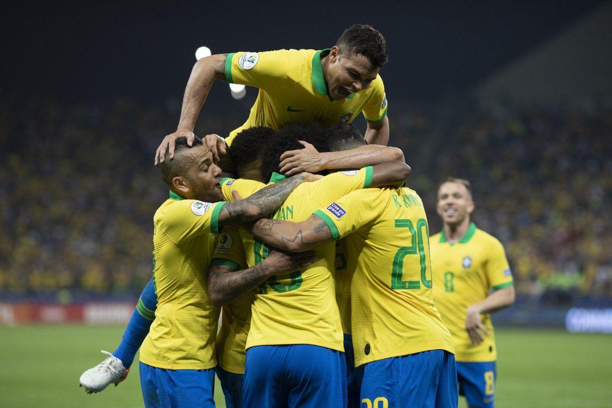 Atletas do Brasil comemoram durante a vitória sobre o Peru na final da Copa América 2019