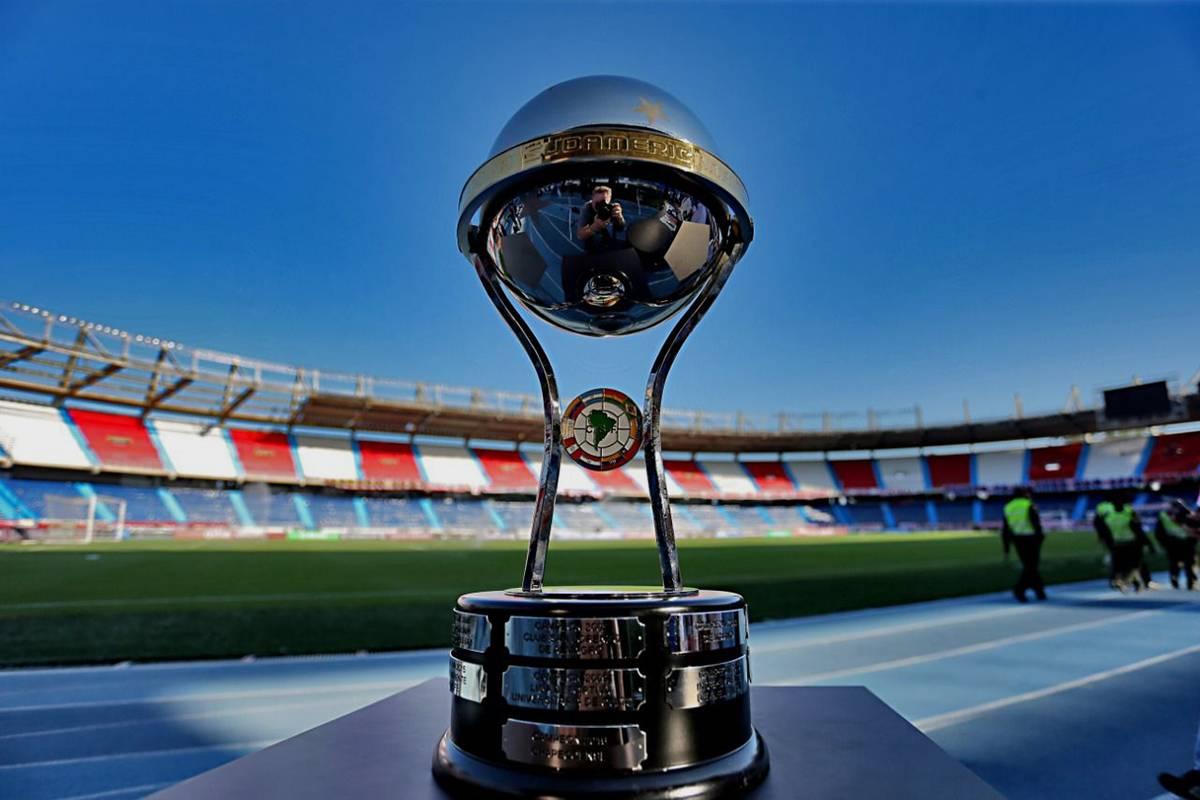 Taça da Copa Sul-Americana.