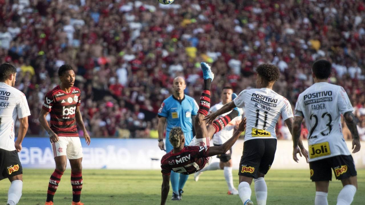 Flamengo goleou o Corinthians, que teve o técnico Fábio Carille demitido após a partida