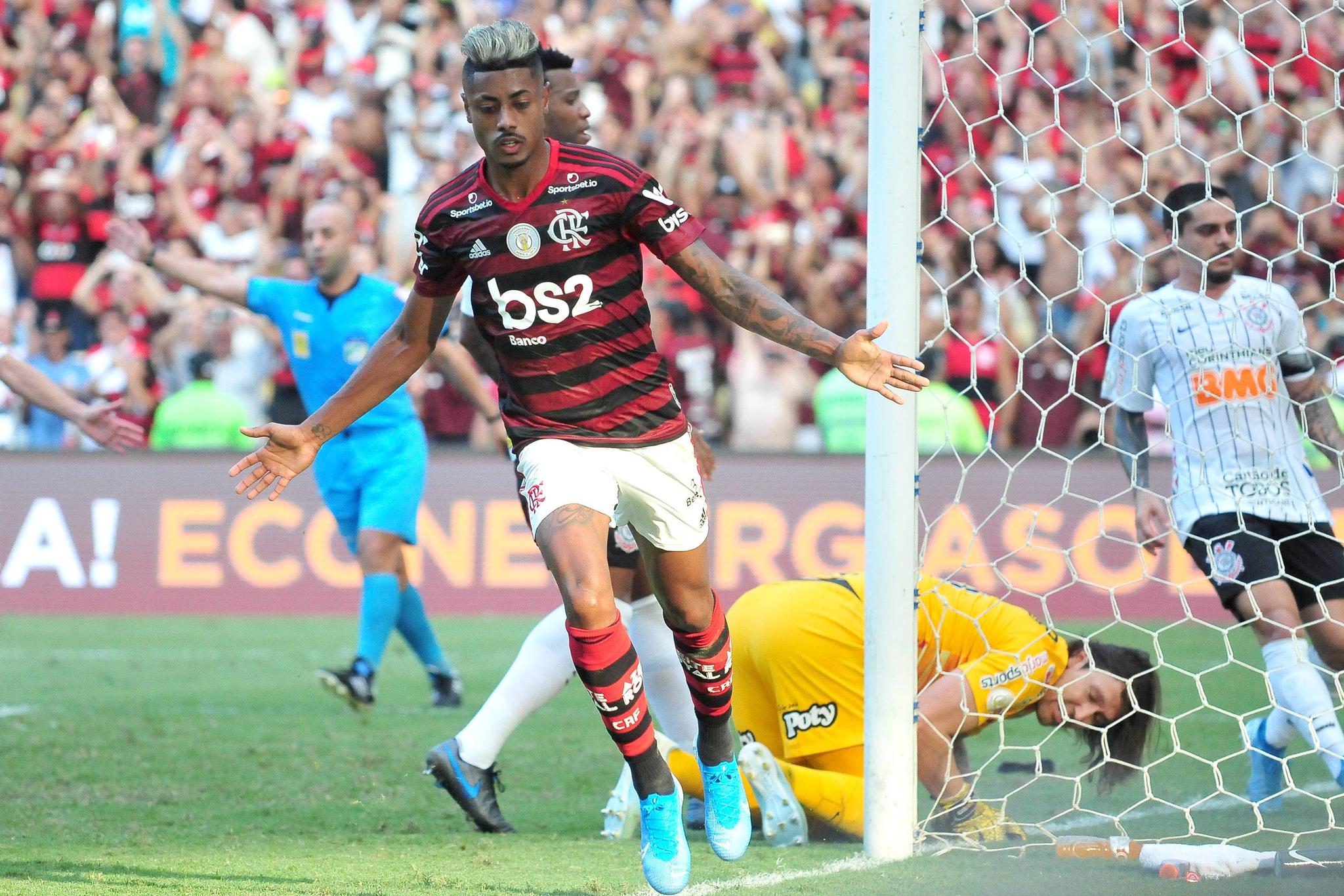 Flamengo lidera o Brasileirão com folga