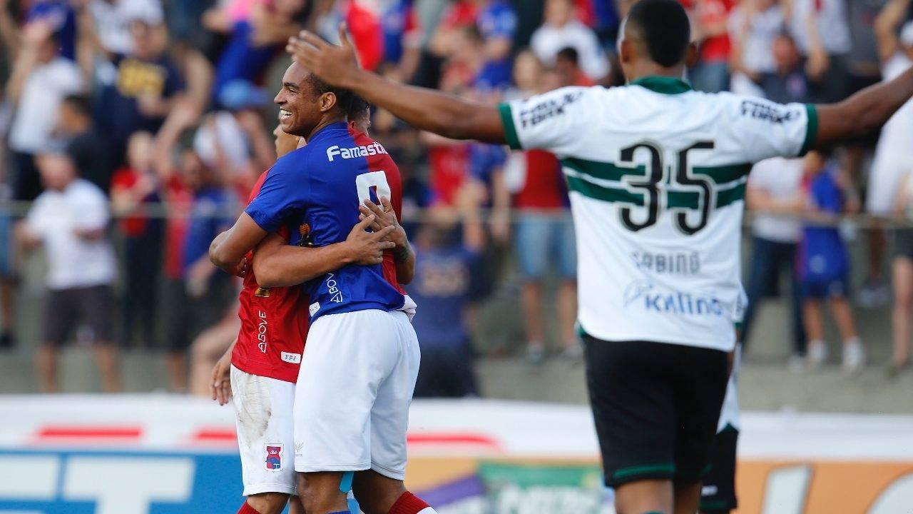 Jenison comemora o primeiro gol do clássico observado pelo zagueiro Sabino. Foto: Hedeson Alves/Gazeta do Povo