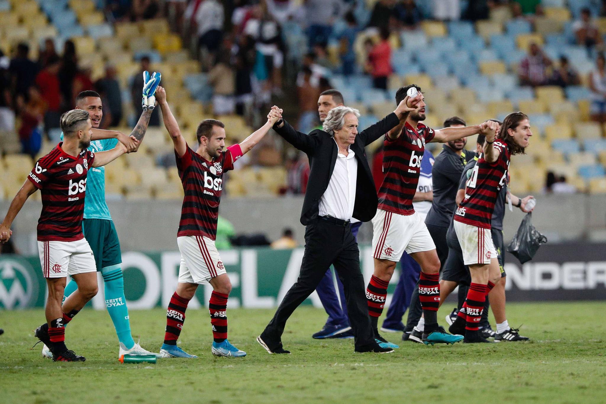 Jogadores do Flamengo comemoram a vitória por 2 a 0 diante do Fluminense, válida pela 27ª rodada do Campeonato Brasileiro 2019, no Estádio do Maracanã.