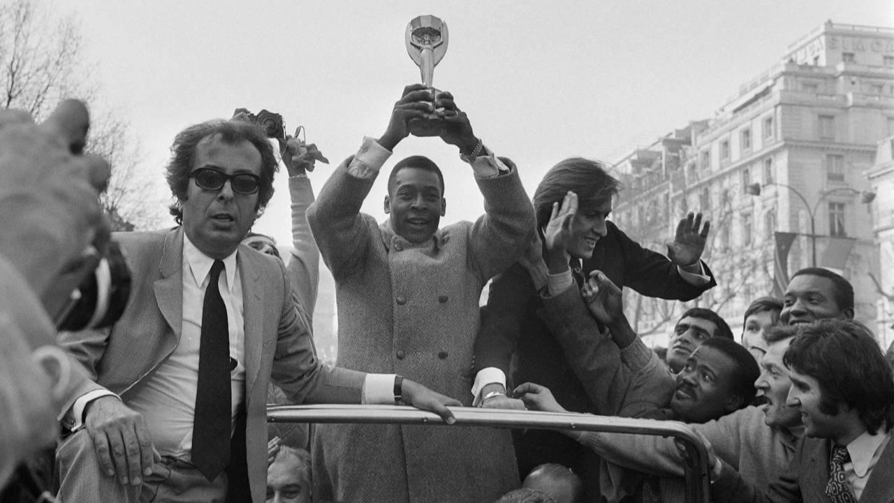 Pelé com a taça do Tri em desfile em 1971 na Champs-Élysées, em Paris