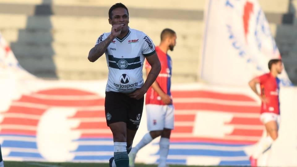 Robson comemora o gol do Coritiba contra o Paraná.