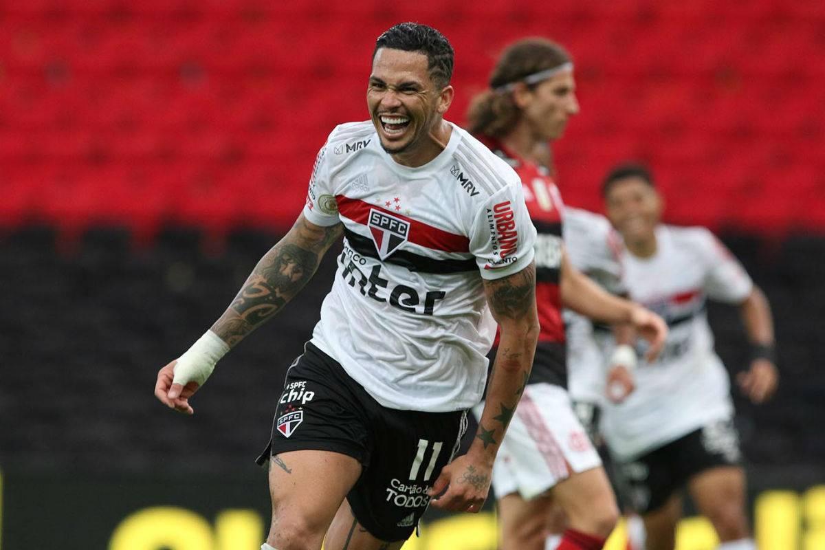 Luciano comemora um dos gols do São Paulo.