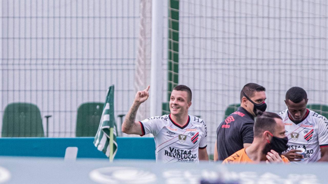 Kayzer celebra, com Carlos Eduardo ao fundo: Furacão emplacou segunda vitória seguida. Foto: Heber Gomes/Estadão Conteúdo
