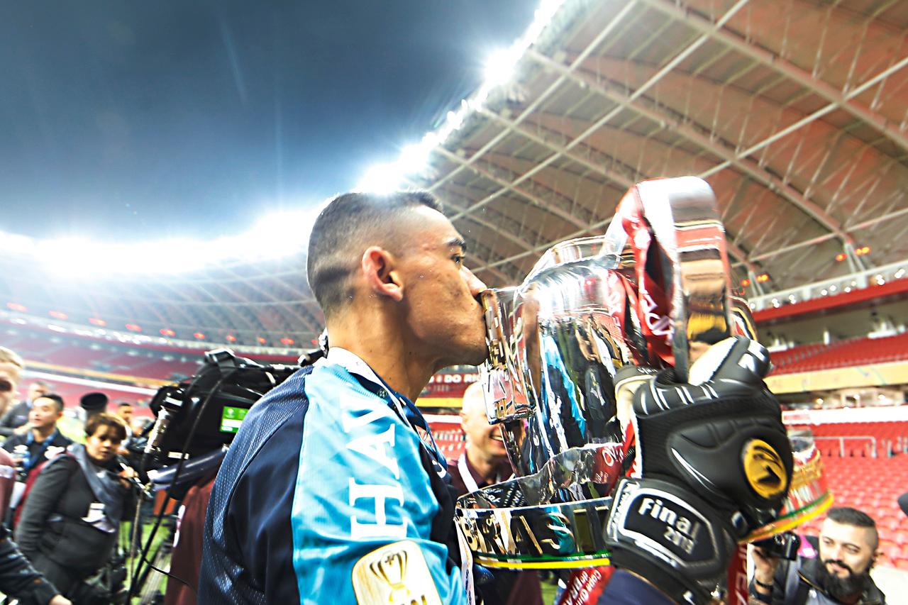 O goleiro beija a taça da Copa do Brasil no Beira-Rio.  Albari Rosa/Gazeta do Povo 
