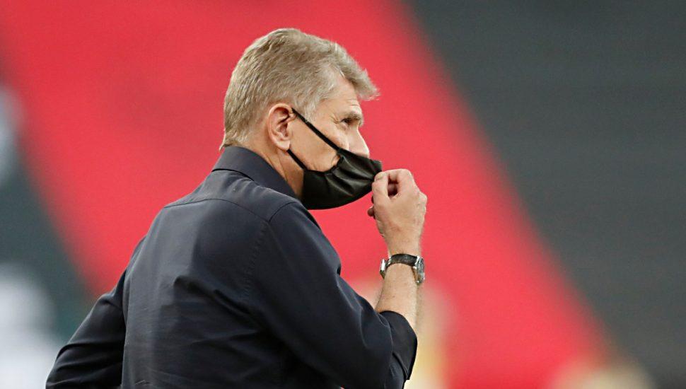 Paulo Autuori no comando do Athletico, usando máscara.