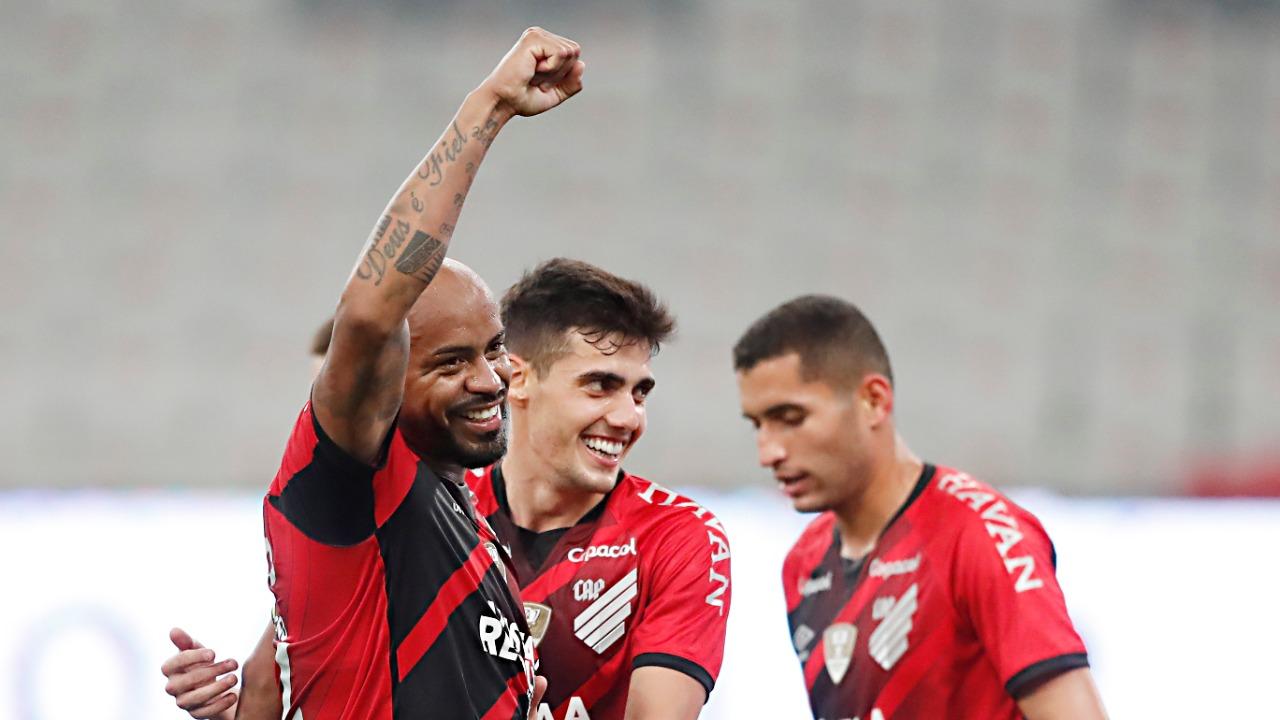 Thiago Heleno e Léo Cittadini comemoram a quarta vitória seguida. O General foi o herói de Athletico x Santos.