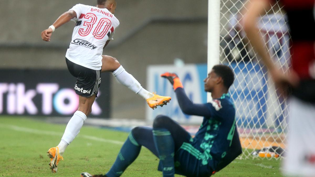 No futebol brasileiro, os goleiros vivem sob pressão. O jovem e promissor Hugo Souza falhou na saída de jogo contra o São Paulo.