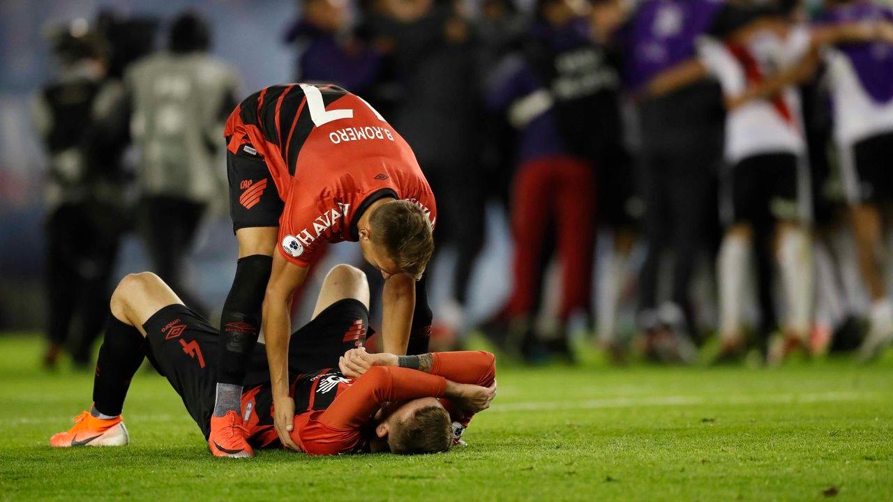 Jogador do Athletico desaba após derrota para o River. Foto: Jonathan Campos/Gazeta do Povo