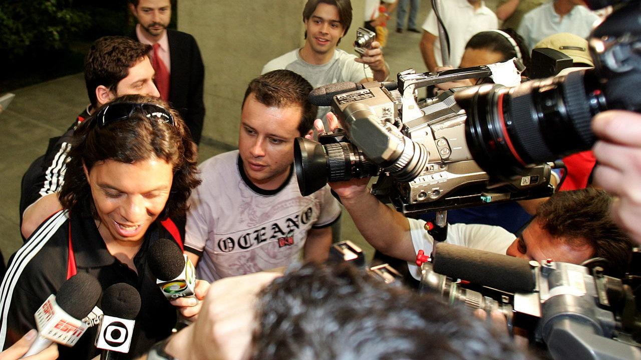 Gallardo concede entrevista antes de jogo contra o Athletico. Meia fez gol na ocasião. Foto: Hedeson Alvez/Arquivo/Gazeta do Povo