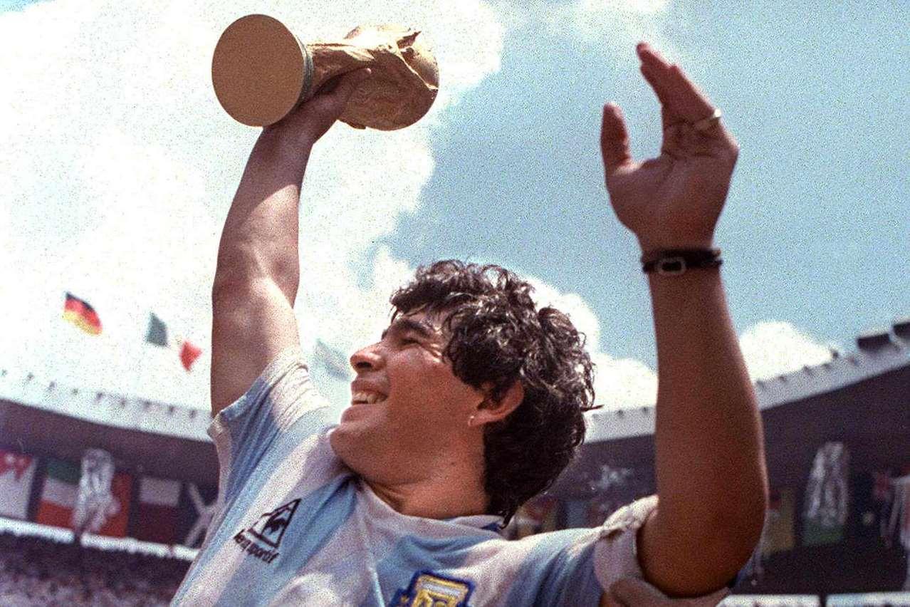 Maradona levanta a Copa do Mundo em 1986.