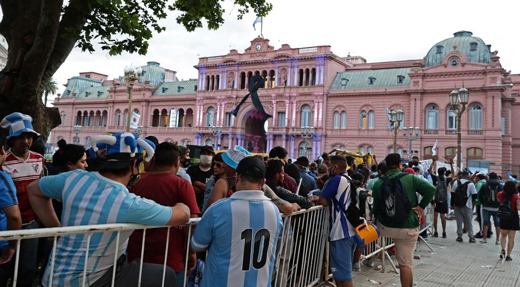 Argentinos fazem vigília para o velório de Maradona na Casa Rosada.